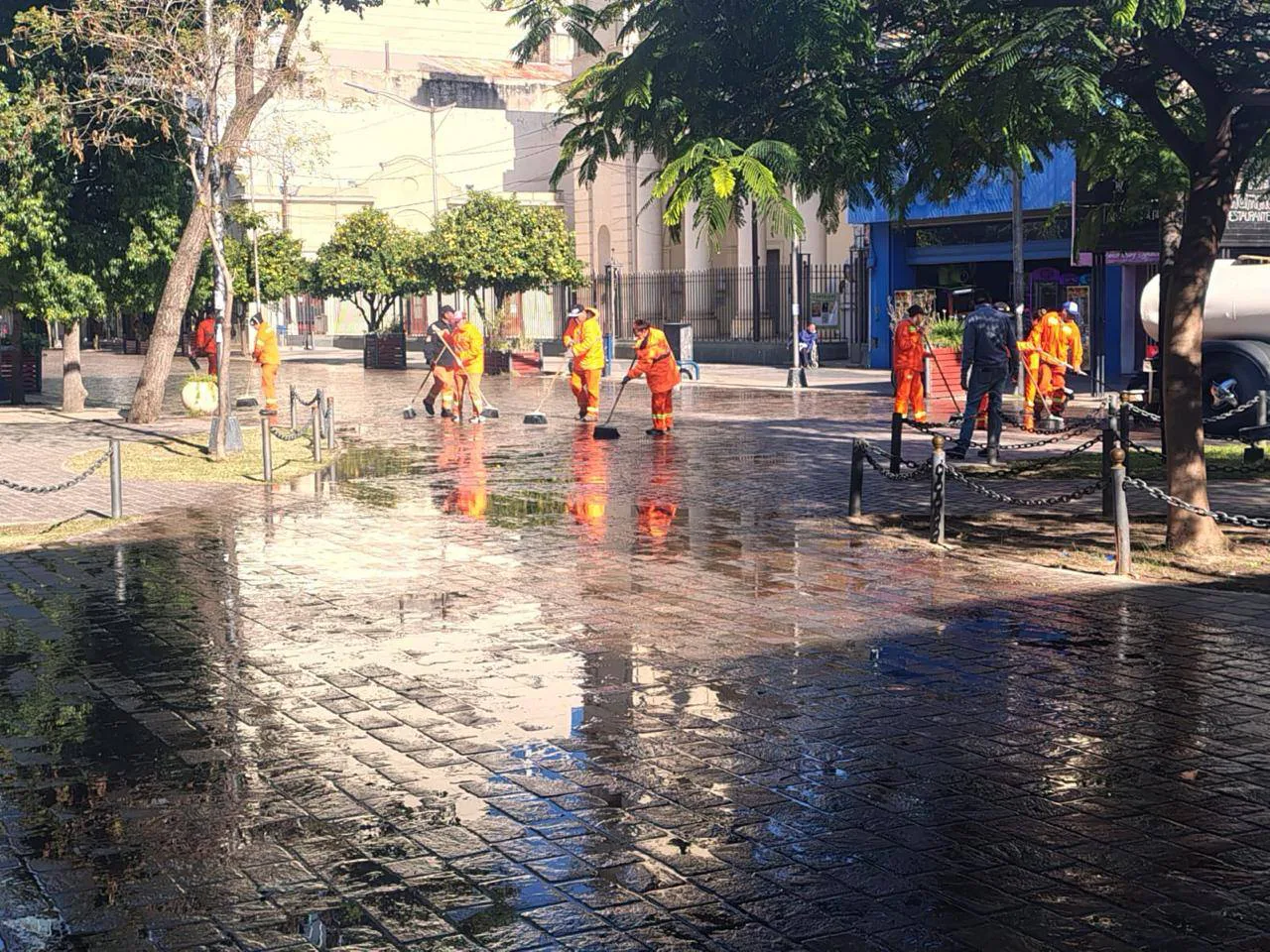 Mantenimiento en el microcentro: personal de Servicios Urbanos lavó y ...