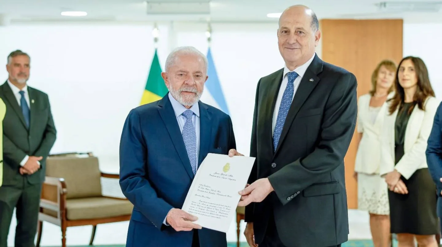 Argentina retira a su embajador de Brasil: Daniel Raimondi dejó Brasilia en medio de la crisis diplomática Argentina retira a su embajador de Brasil: Daniel Raimondi dejó Brasilia en medio de la crisis diplomática